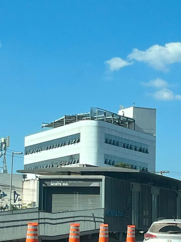 Prédio visto da rua, com a nova cobertura metálica no alto