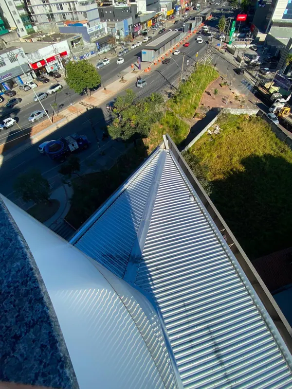 Cobertura metálica vista do alto, ao lado da avenida