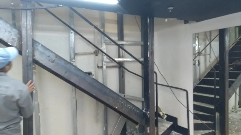 Escada metálica e pendurais instalados junto ao mezanino