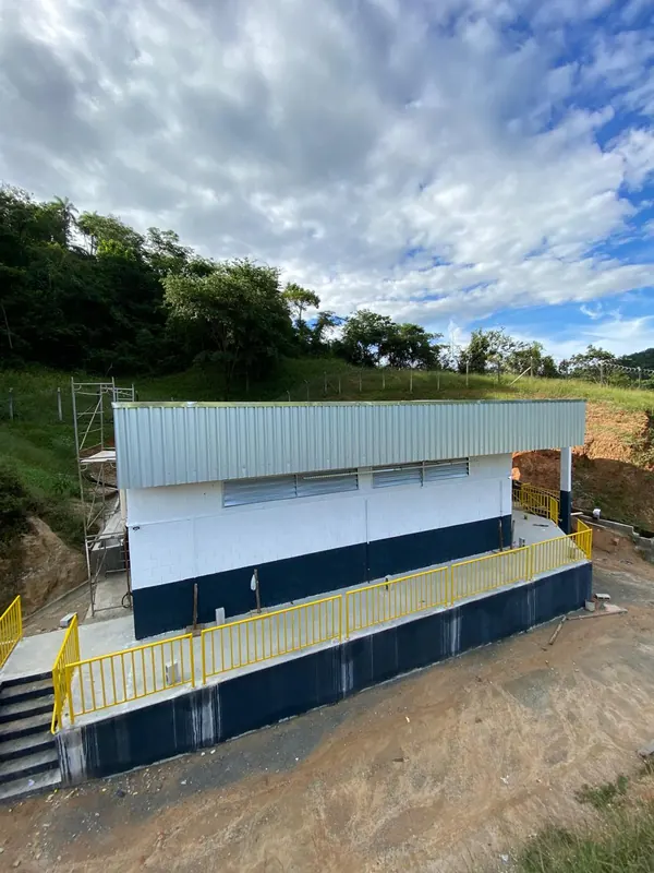 Depósito concluído visto do alto, com a cobertura metálica e os guarda-corpos