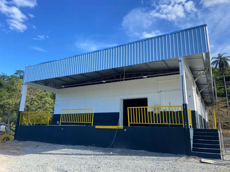 Depósito da ENAEX concluído, com a cobertura metálica, o fechamento lateral e os guarda-corpos amarelos