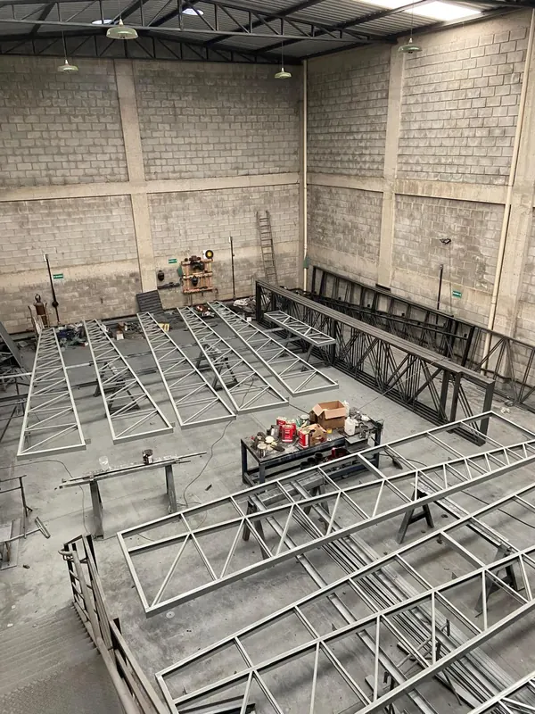 Treliças da cobertura em fabricação, vistas do alto da fábrica