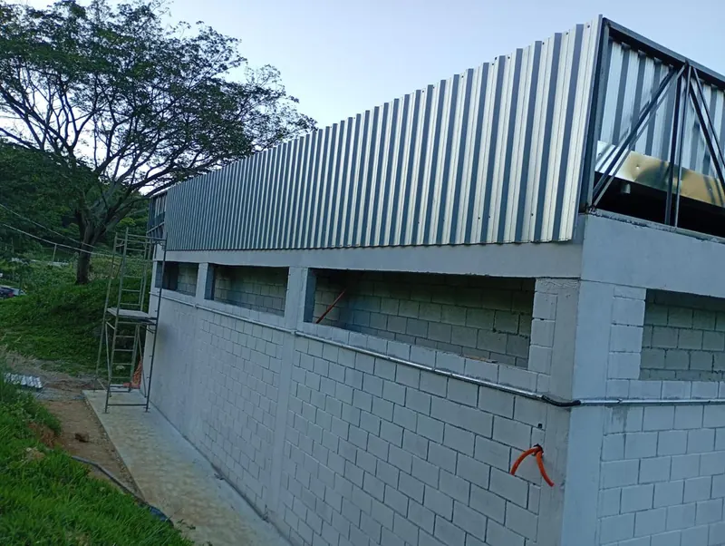 Fechamento lateral em telha metálica instalado no alto do depósito