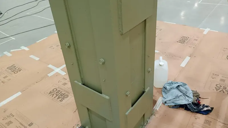 Pilar reforçado já com a pintura anticorrosiva concluída