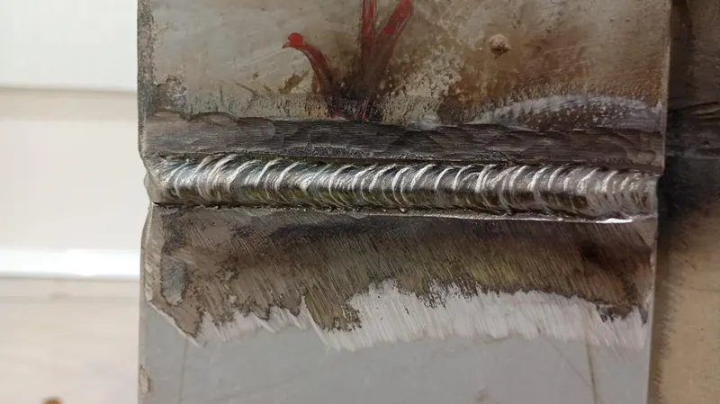 Cordão de solda na emenda das cantoneiras do reforço