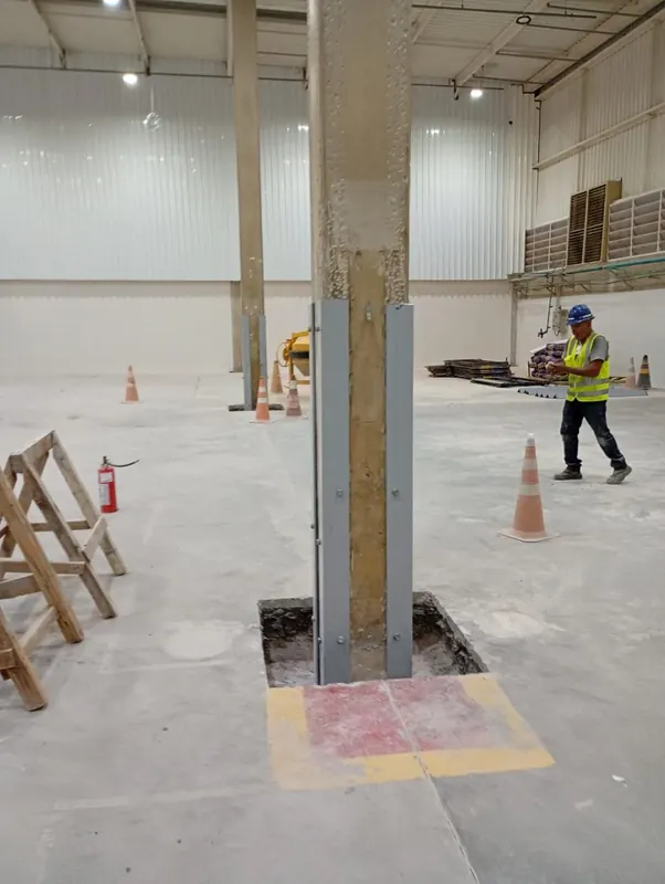 Cantoneiras de reforço posicionadas na base do pilar, com o piso aberto