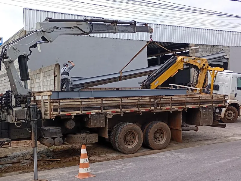 Munck içando as vigas pintadas para a carroceria do caminhão
