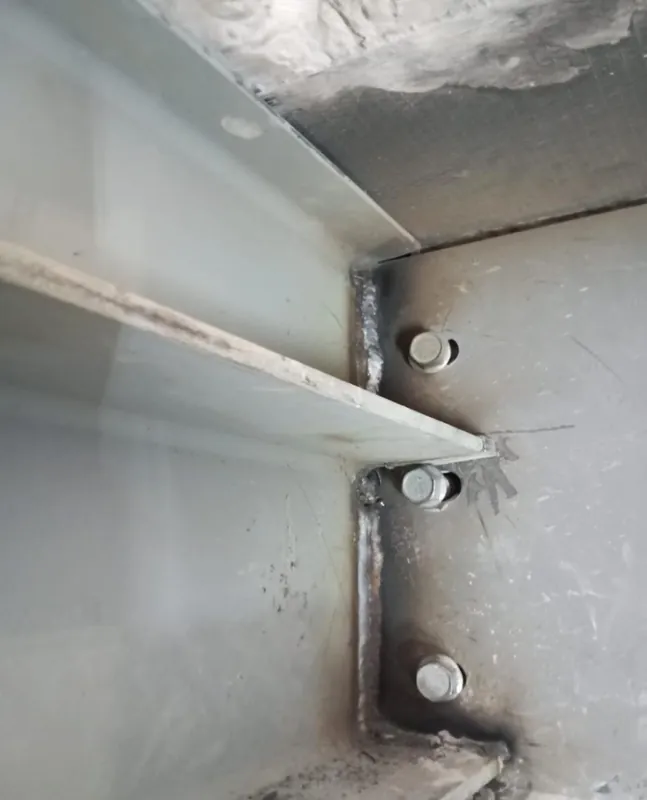 Detalhe da ligação soldada e parafusada da estrutura