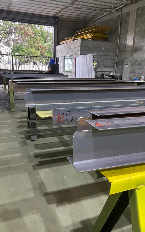 Vigas com marcações de fabricação sobre cavaletes