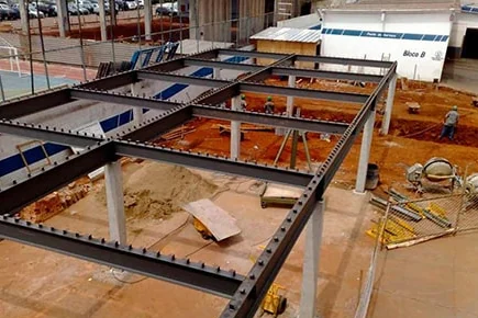 Vigas metálicas de piso montadas sobre pilares na obra