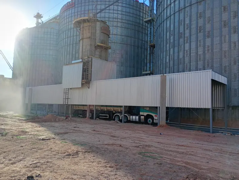 Conjunto de cobertura e fechamento lateral ao longo dos silos