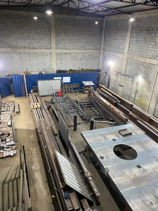 Fábrica da Lopes Campos com escadas e chapas em produção, vista do alto