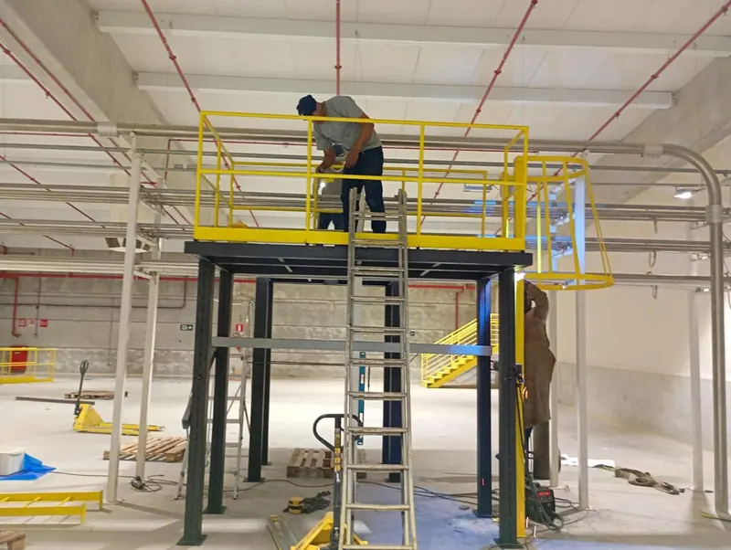 Equipe finalizando o guarda-corpo de uma plataforma com escada marinheiro