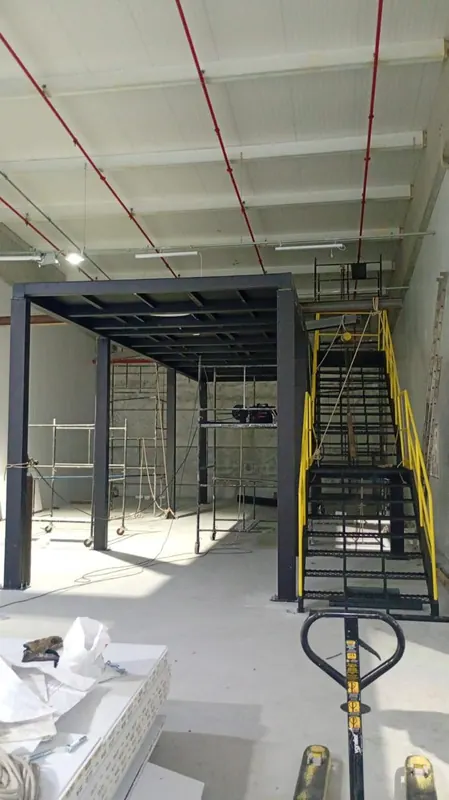 Estrutura de plataforma com escada de acesso em montagem