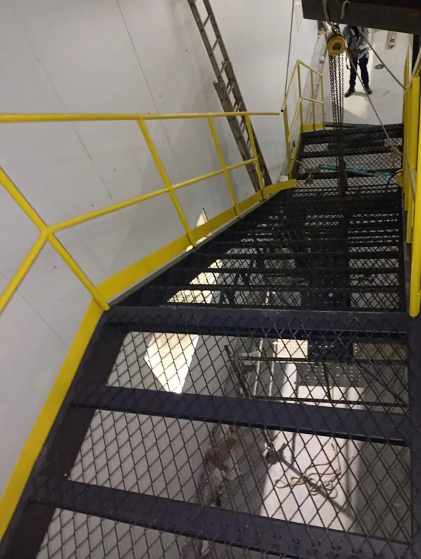 Escada metálica com degraus de chapa expandida vista do alto