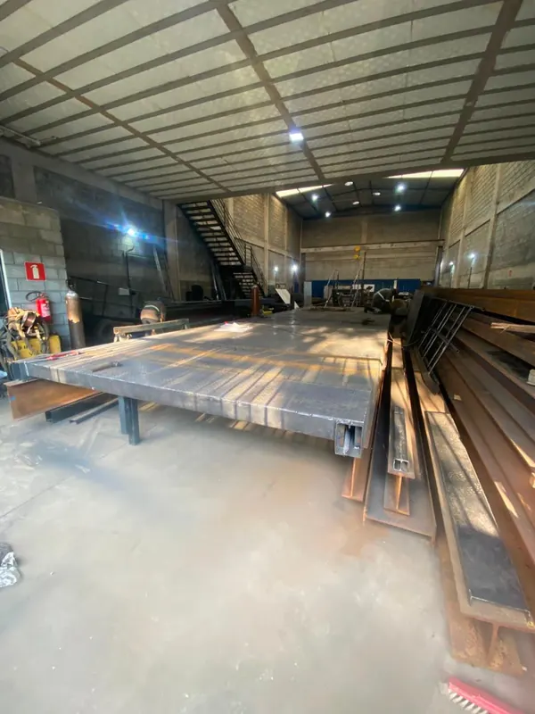 Plataforma de chapa xadrez em fabricação