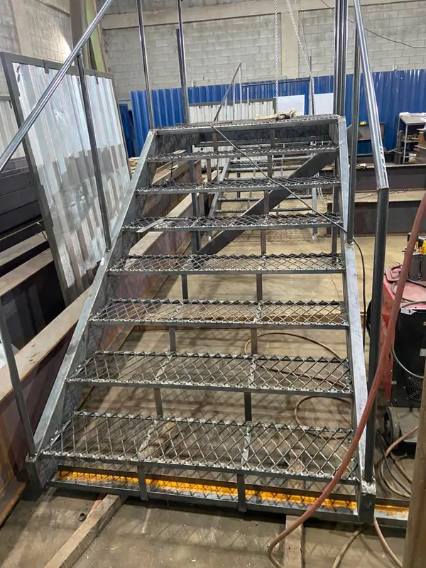 Escada metálica com degraus de chapa expandida recém-soldada